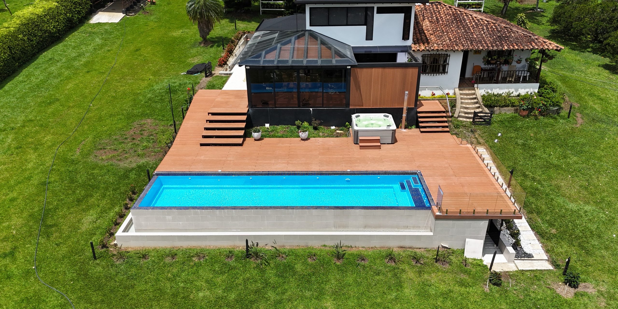 Vista aérea con dron de una piscina prefabricada en PRVF moderna diseñada para confort, seguridad y bienestar
