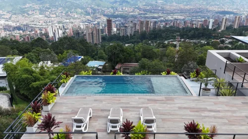Piscina de fibra de vidrio en una terraza con tumbonas y vista panorámica - Hidrospa